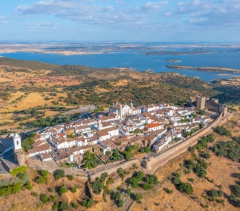 Luftfoto af den middelalderlige landsby Monsaraz med hvide huse omgivet af fæstningsmure i Alentejo, Portugal