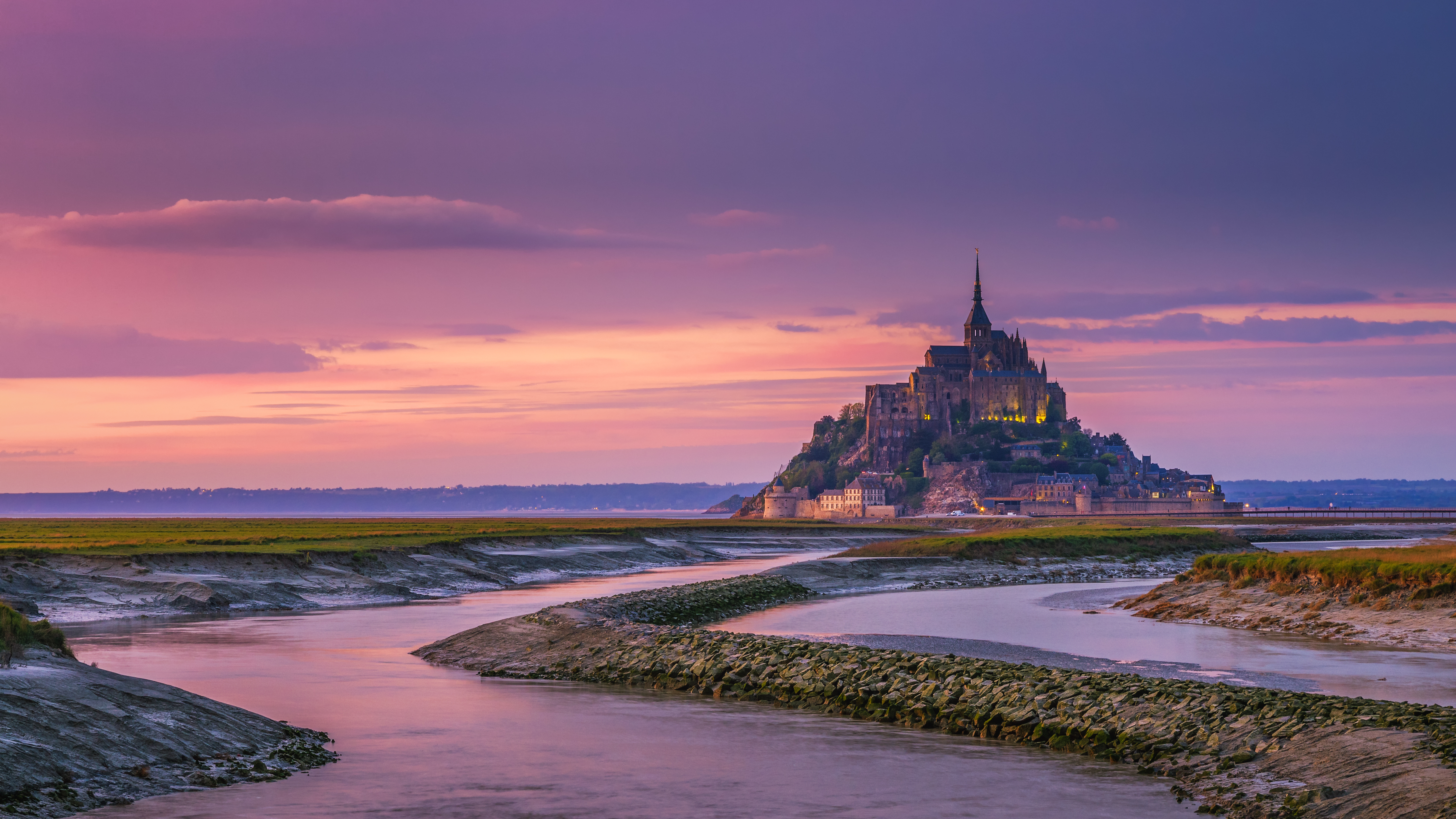 Et betagende syn af Mont Saint-Michel ved solnedgang med sin middelalderlige arkitektur i Normandiet, Frankrig.