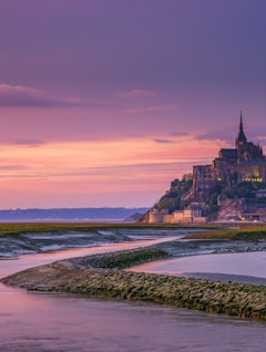 Et betagende syn af Mont Saint-Michel ved solnedgang med sin middelalderlige arkitektur i Normandiet, Frankrig.