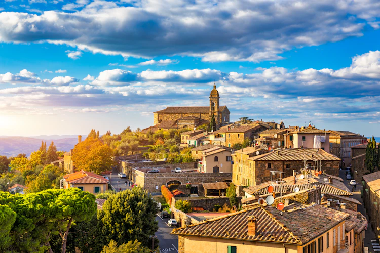 Udsigt over den historiske by Montalcino i Toscana.
