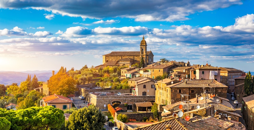 Udsigt over den historiske by Montalcino i Toscana.