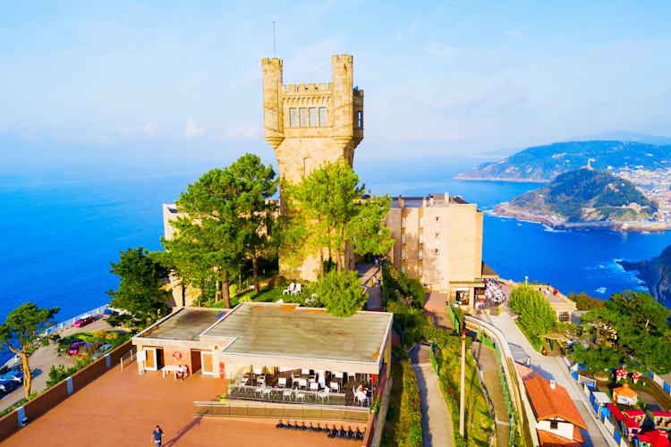 Fantastisk panoramaudsigt over San Sebastian og La Concha-bugten fra Monte Igueldo udsigtstårnet i Baskerlandet