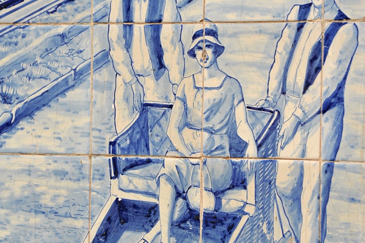 Traditionelle kurveslæder i Monte-landsbyen på Madeira, hvor turister kan opleve den berømte køretur ned ad de stejle gader styret af lokale slædeførere i hvidt tøj