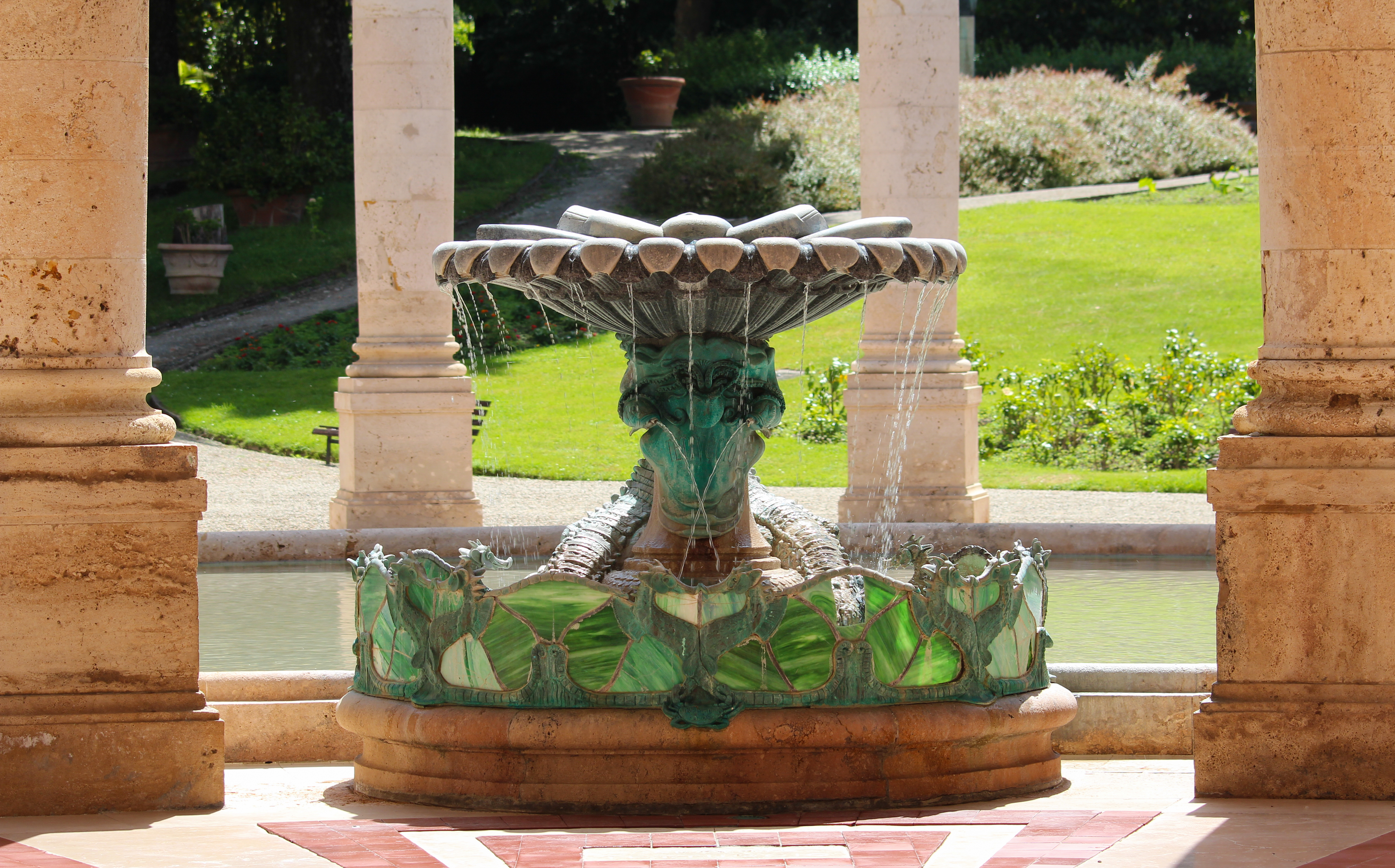 Smuk marmorfontæne med vandstråler omgivet af klassiske søjler i den historiske kurby Montecatini Terme i Toscana