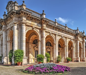 Historisk kurbygning med farverige blomsterbede i Montecatini Terme, Toscana - et berømt termisk kursted i Italien