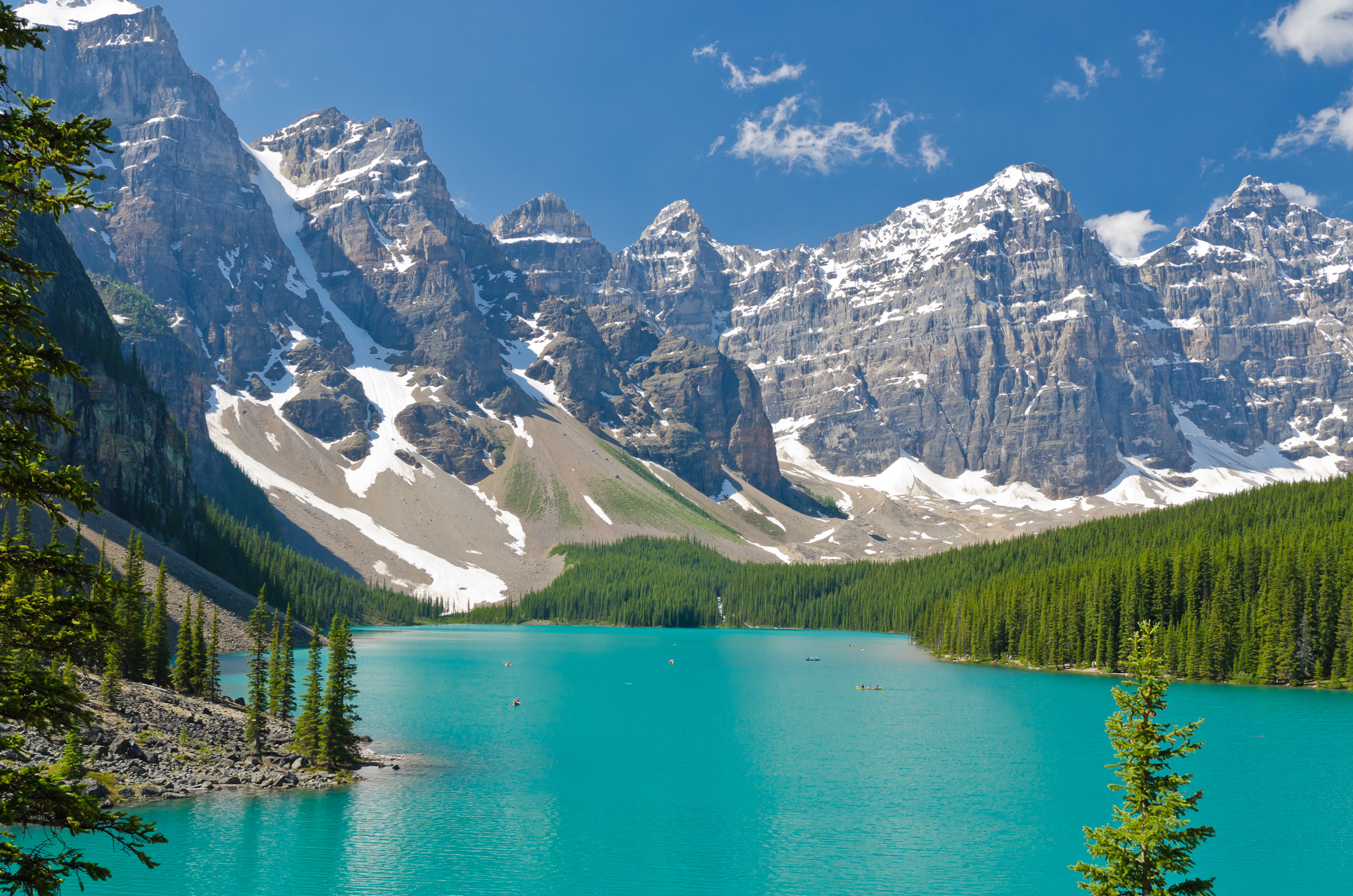 Smuk tuerkis Moraine Lake omgivet af snedaekte bjerge i Banff National Park, Canada