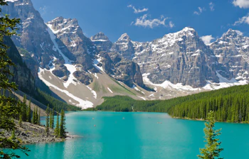Smuk tuerkis Moraine Lake omgivet af snedaekte bjerge i Banff National Park, Canada