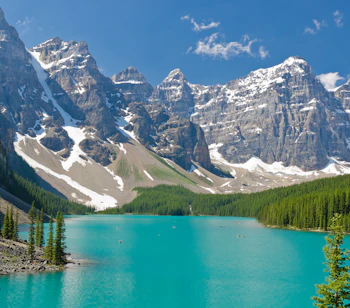 Smuk tuerkis Moraine Lake omgivet af snedaekte bjerge i Banff National Park, Canada