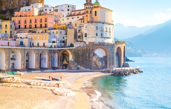 Smuk morgenudsigt over Amalfis farverige bylandskab ved Middelhavets kyst i Italien