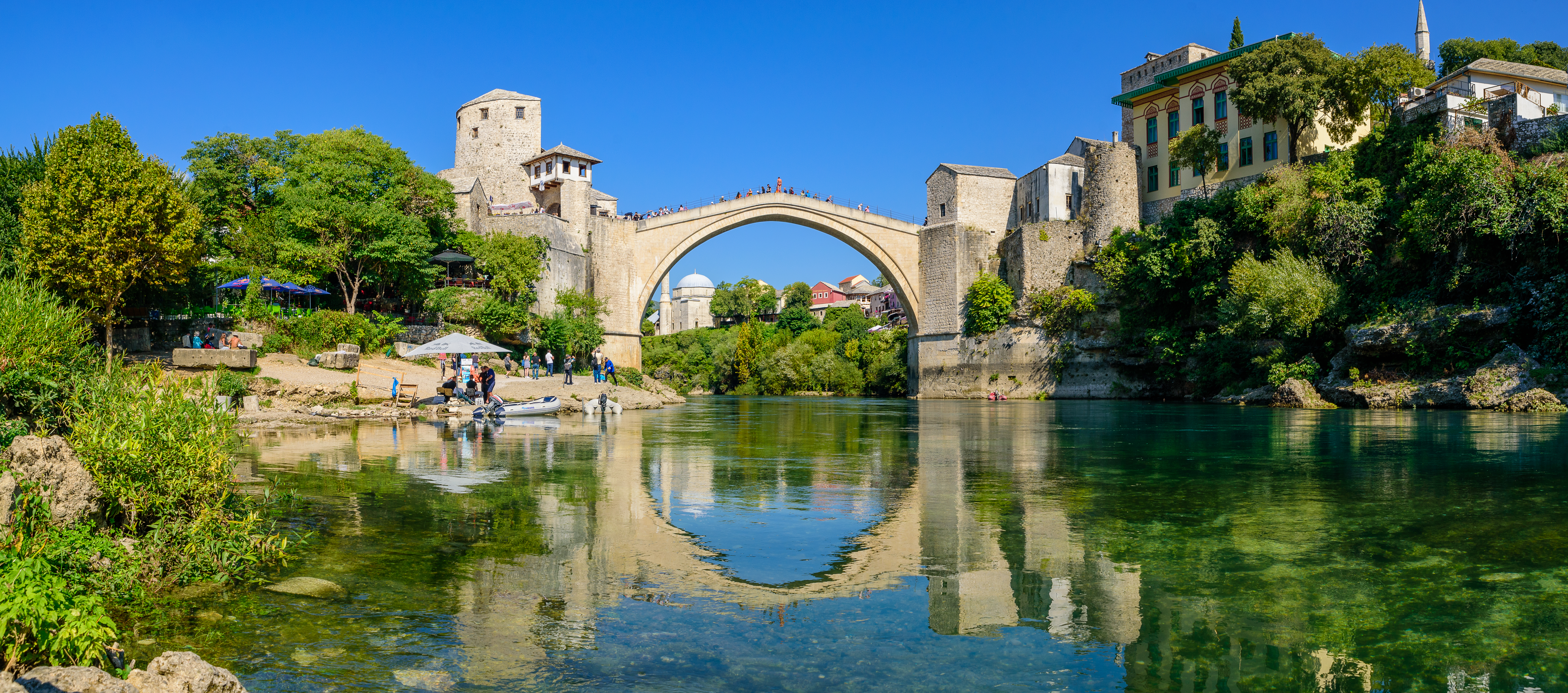 Historiske Stari Most bro i Mostar Bosnien Herzegovina med flodspejling