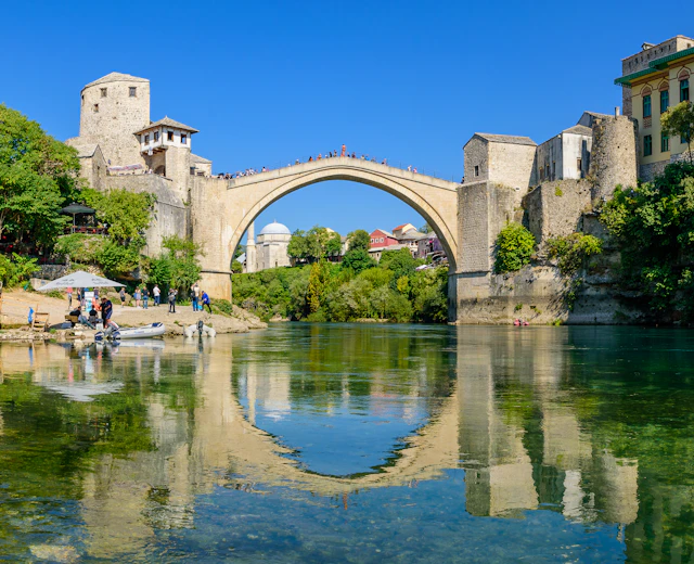 Historiske Stari Most bro i Mostar Bosnien Herzegovina med flodspejling