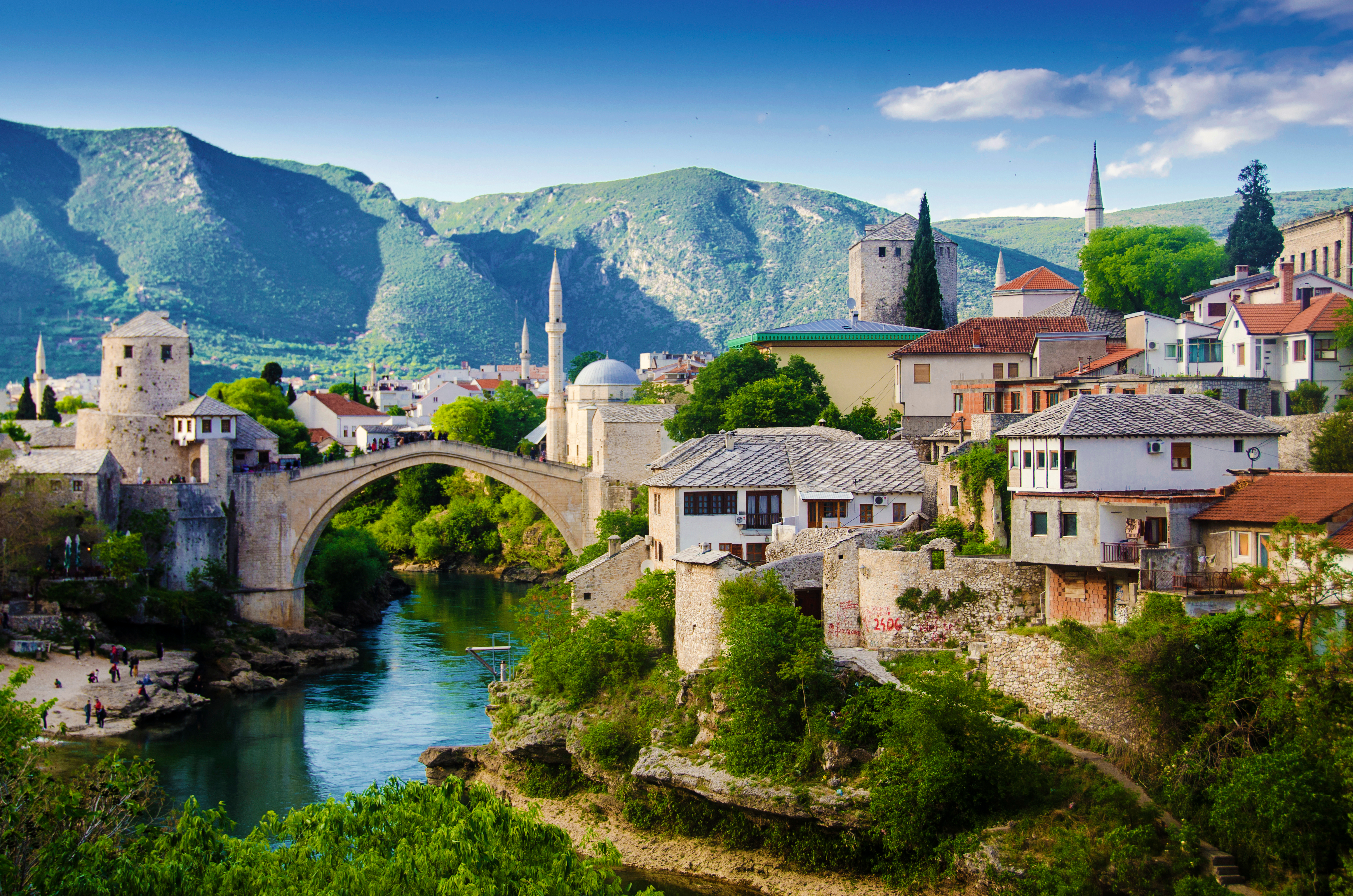 Den historiske Stari Most bro over Neretva floden i Mostar, Bosnien med traditionel osmansk arkitektur
