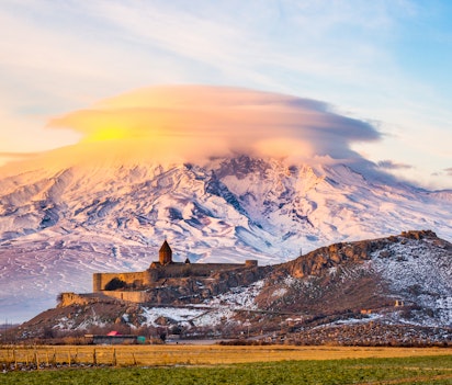 Spektakulær solopgang over Mount Ararat med det historiske Khor Virap kloster i forgrunden, en af Armeniens mest ikoniske og fotograferede udsigter