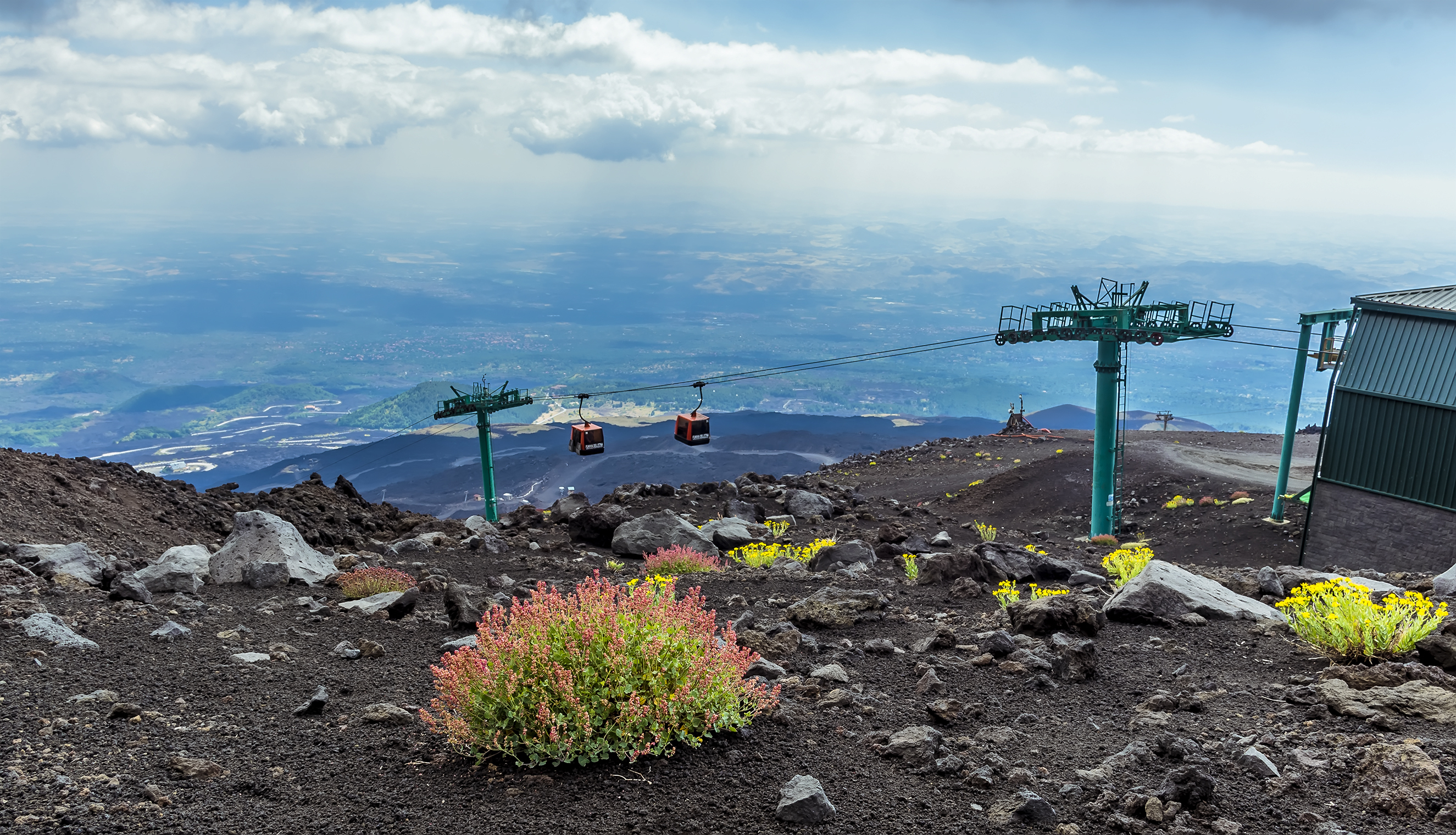 Mount Etna kabelbane station med vulkansk landskab og farverig vegetation på Sicilien, Italien
