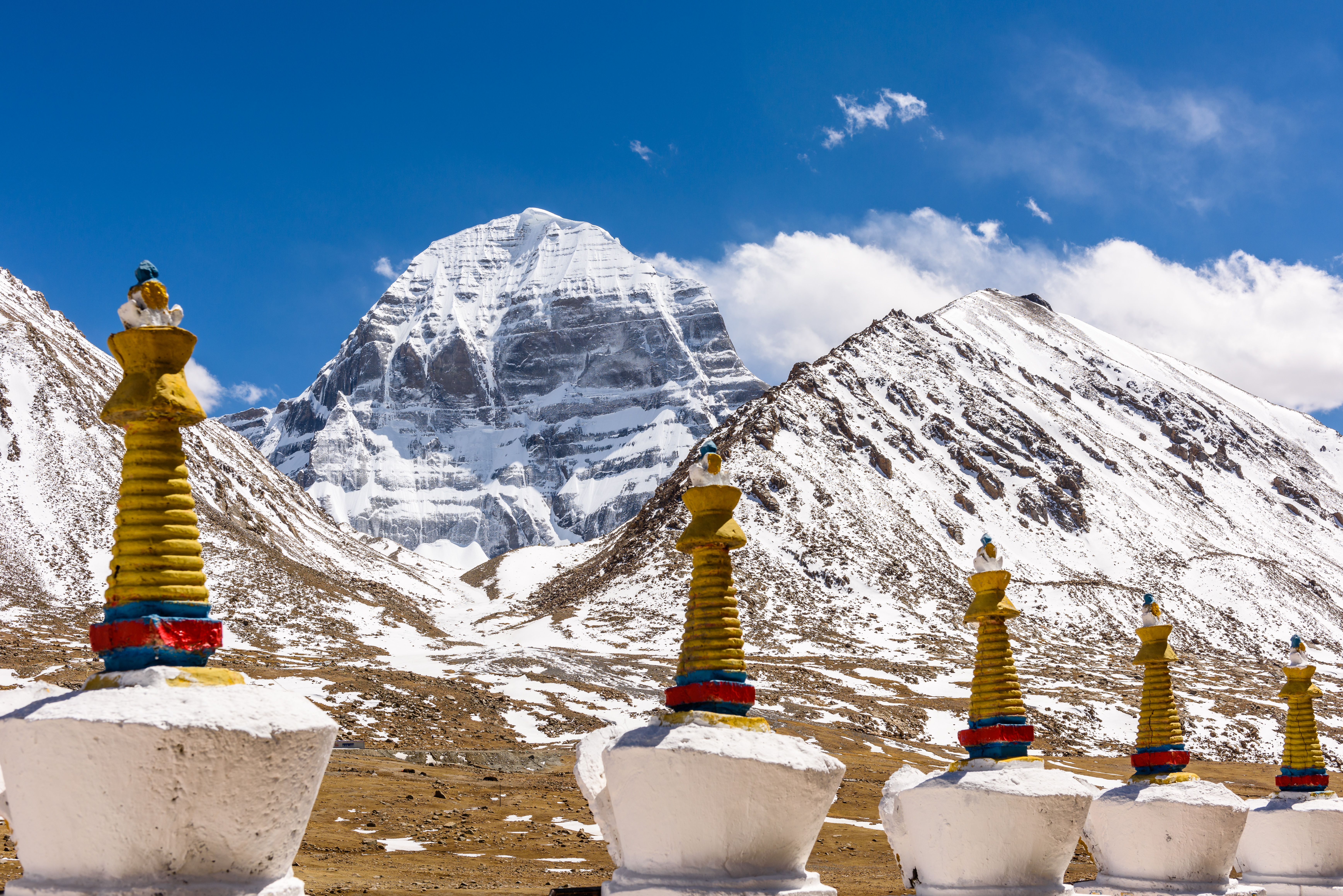 Hellige buddhistiske stupaer med Mount Kailash bjerg i Himalaya Tibet