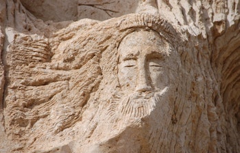 Historisk udsigt fra Nebobjerget i Jordan, hvor Moses skuede ud over Det Forjættede Land, med antikke ruiner og panoramisk ørkenlandskab