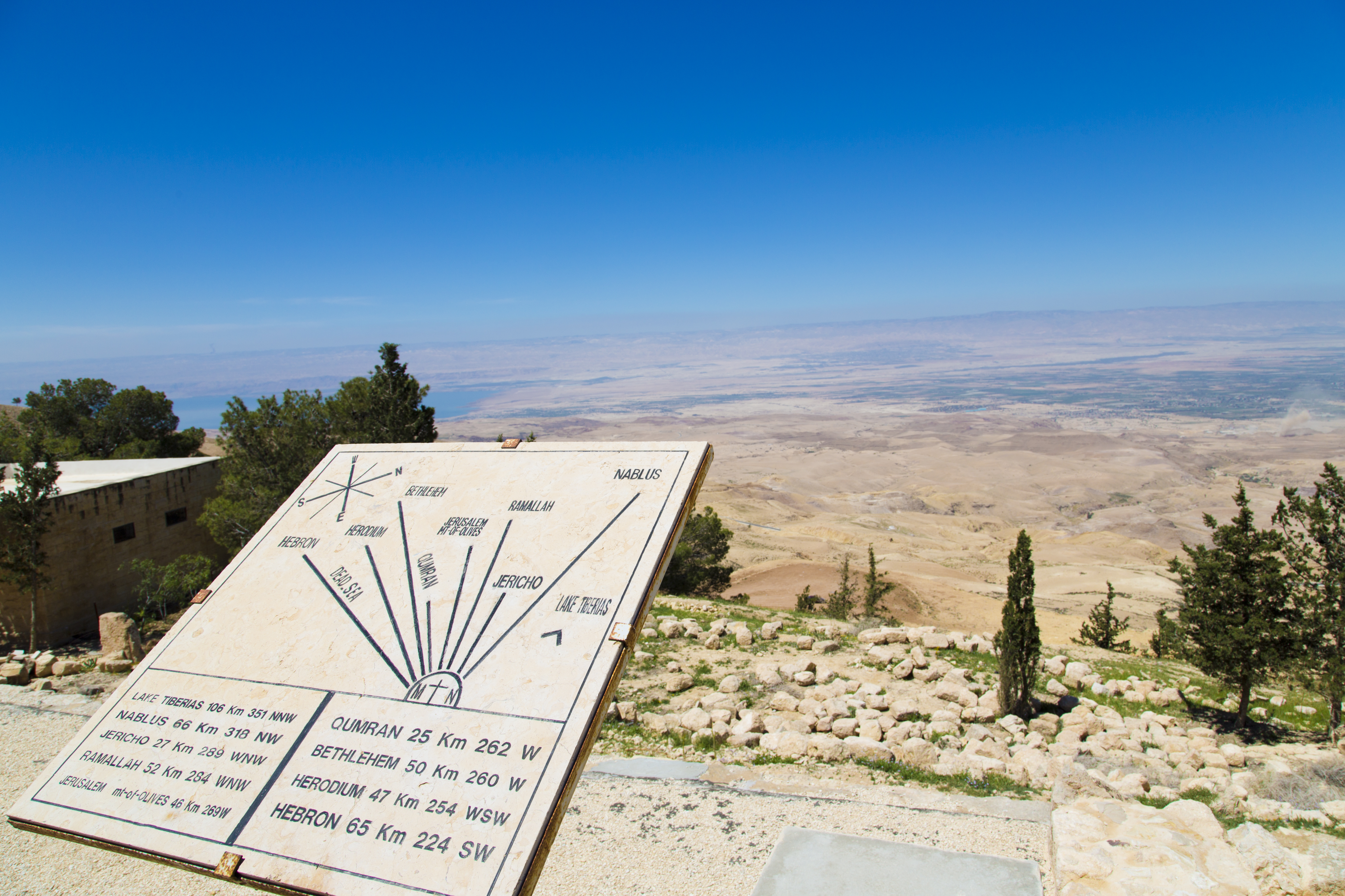 Betagende udsigt fra Mount Nebo i Jordan med informationstavle over Det Døde Hav og det bibelske hellige land