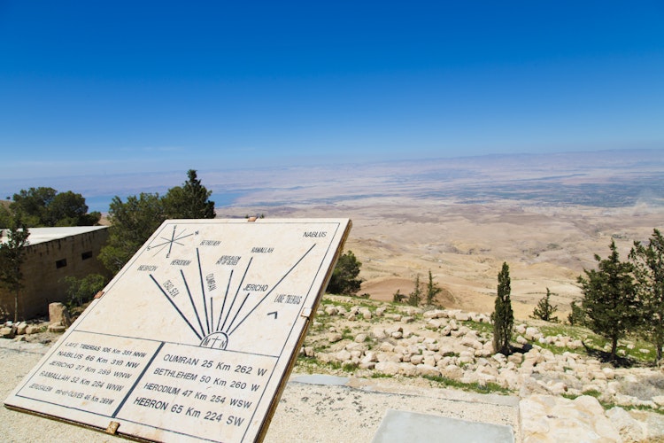 Betagende udsigt fra Mount Nebo i Jordan med informationstavle over Det Døde Hav og det bibelske hellige land