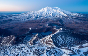 Mount Ruapehu snedækkede vulkanske bjerg med Tama søerne om vinteren, Tongariro Nationalpark New Zealand