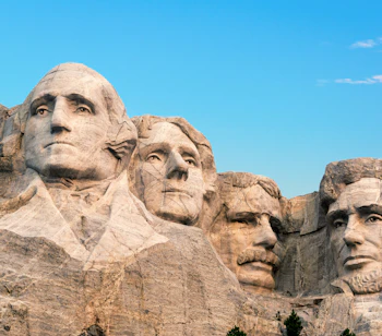 Mount Rushmore National Memorial med fire amerikanske præsidenter hugget i bjerg i South Dakota