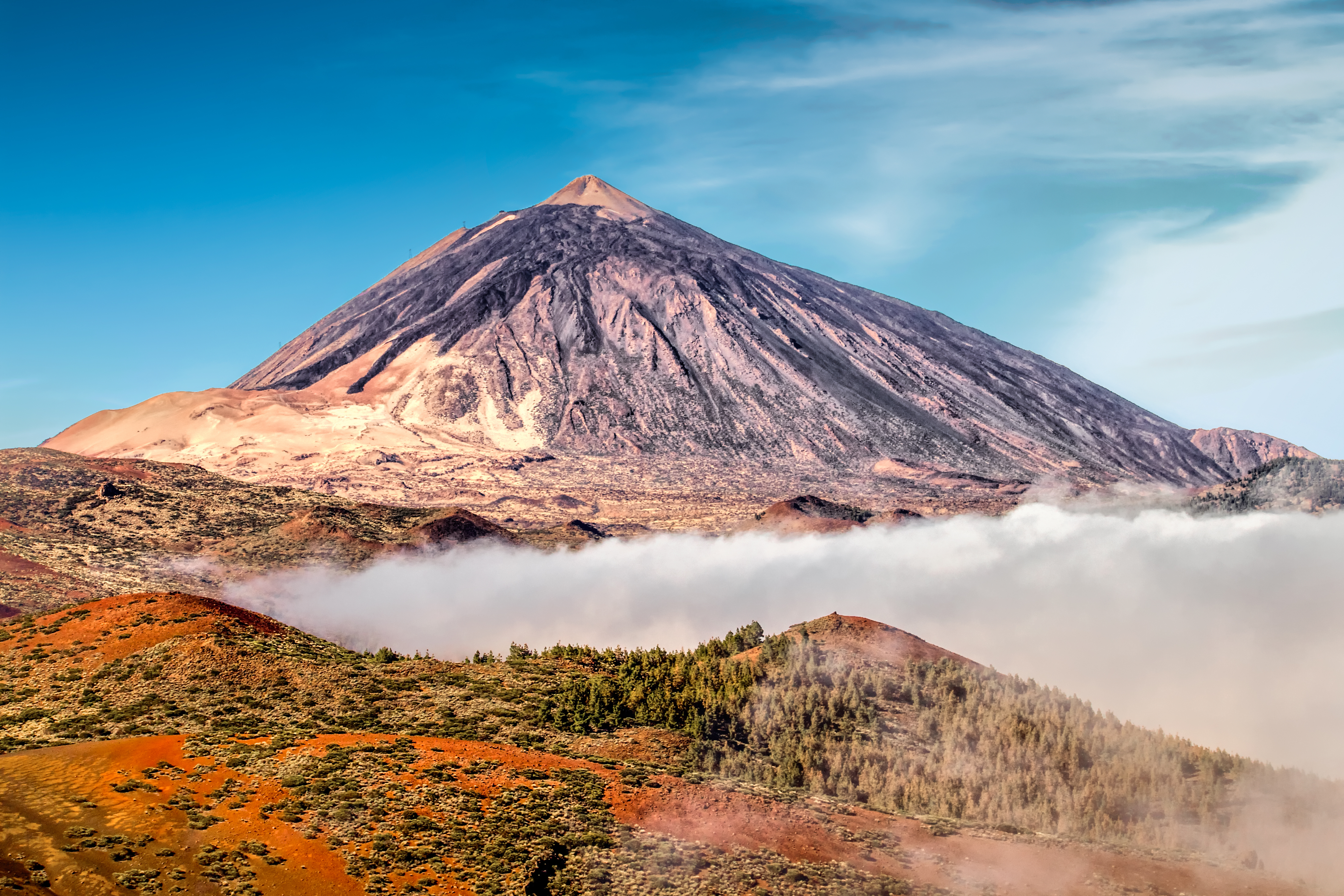 Mount Teide vulkanen omgivet af skyer i Teide Nationalpark på Tenerife, De Kanariske Øer