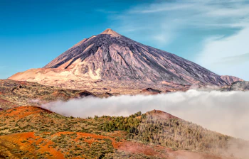 Mount Teide vulkanen omgivet af skyer i Teide Nationalpark på Tenerife, De Kanariske Øer