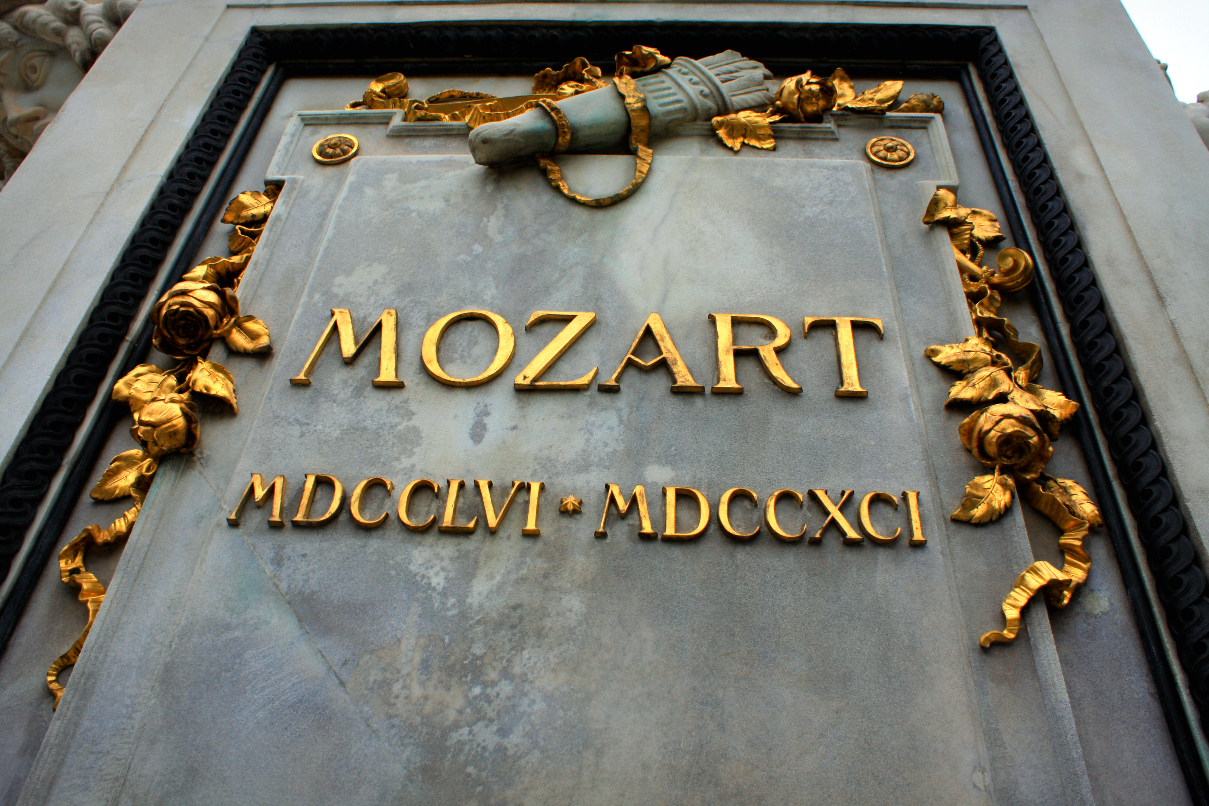 Mozarts mindesmærke i Burggarten park i Wien Østrig med gyldne dekorationer