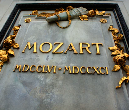 Mozarts mindesmærke i Burggarten park i Wien Østrig med gyldne dekorationer