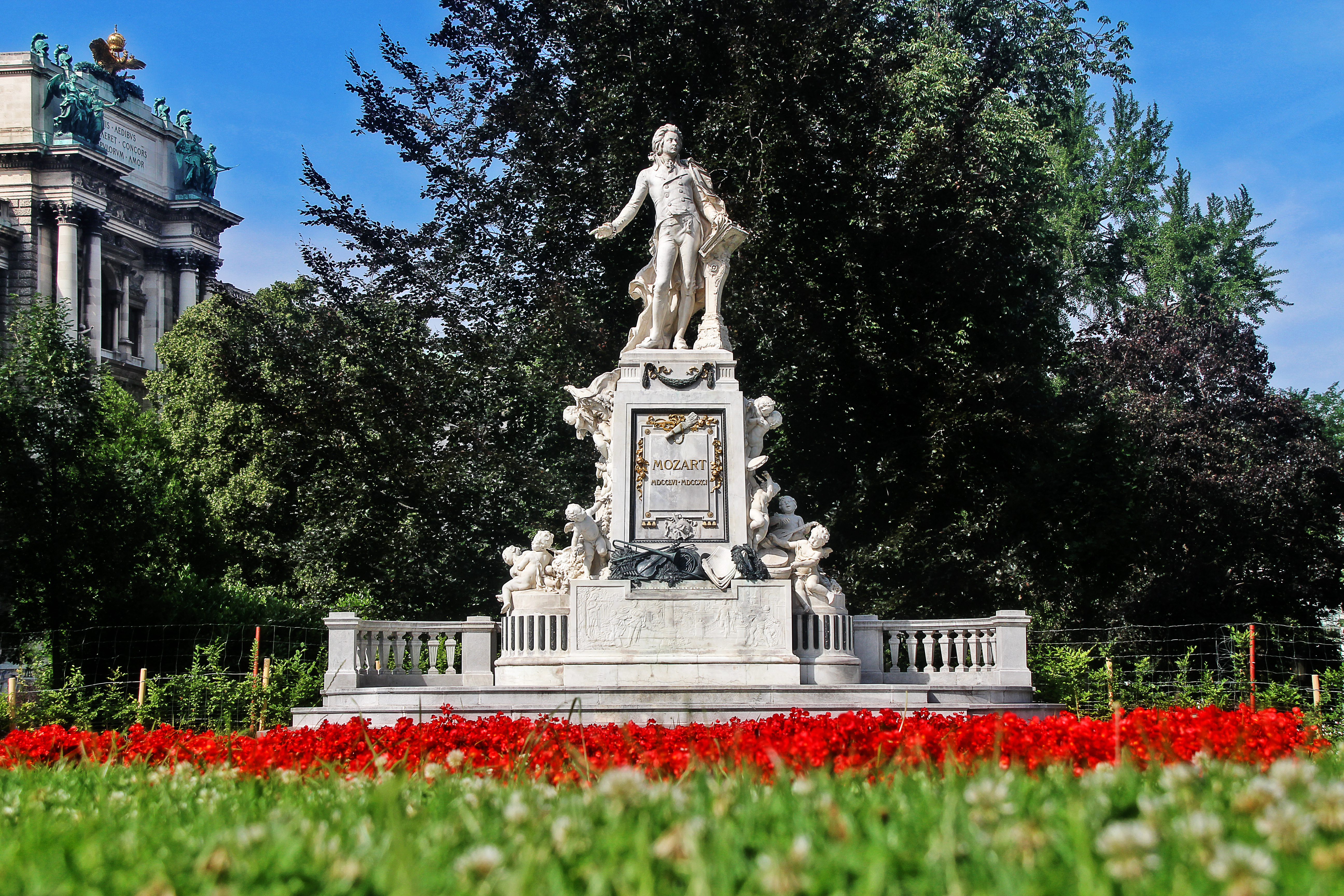 Ikonisk statue af Wolfgang Amadeus Mozart i den historiske Burggarten park nær Hofburg-paladset i Wien, Østrig
