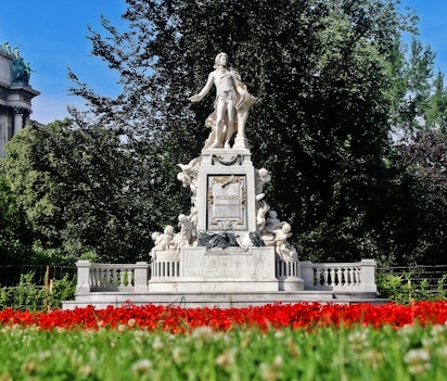 Ikonisk statue af Wolfgang Amadeus Mozart i den historiske Burggarten park nær Hofburg-paladset i Wien, Østrig