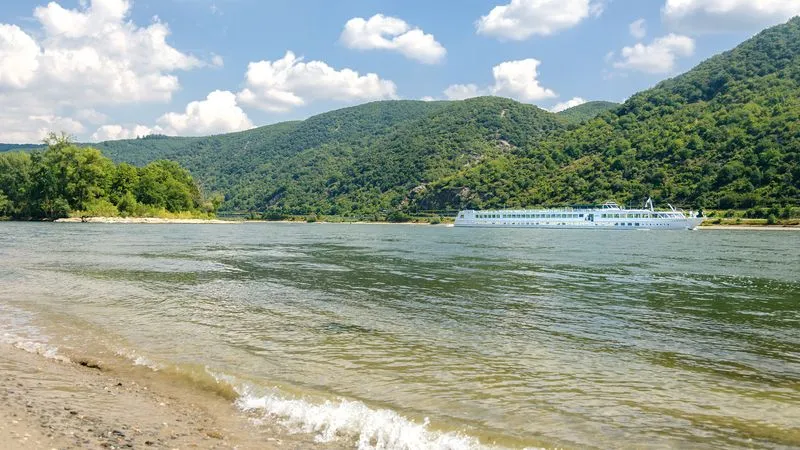 Billede af skibet MS La Bohome på en flod