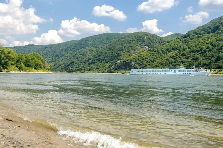 Billede af skibet MS La Bohome på en flod