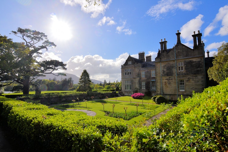 Det historiske Muckross House omgivet af frodige haver i Killarney Nationalpark, Irland