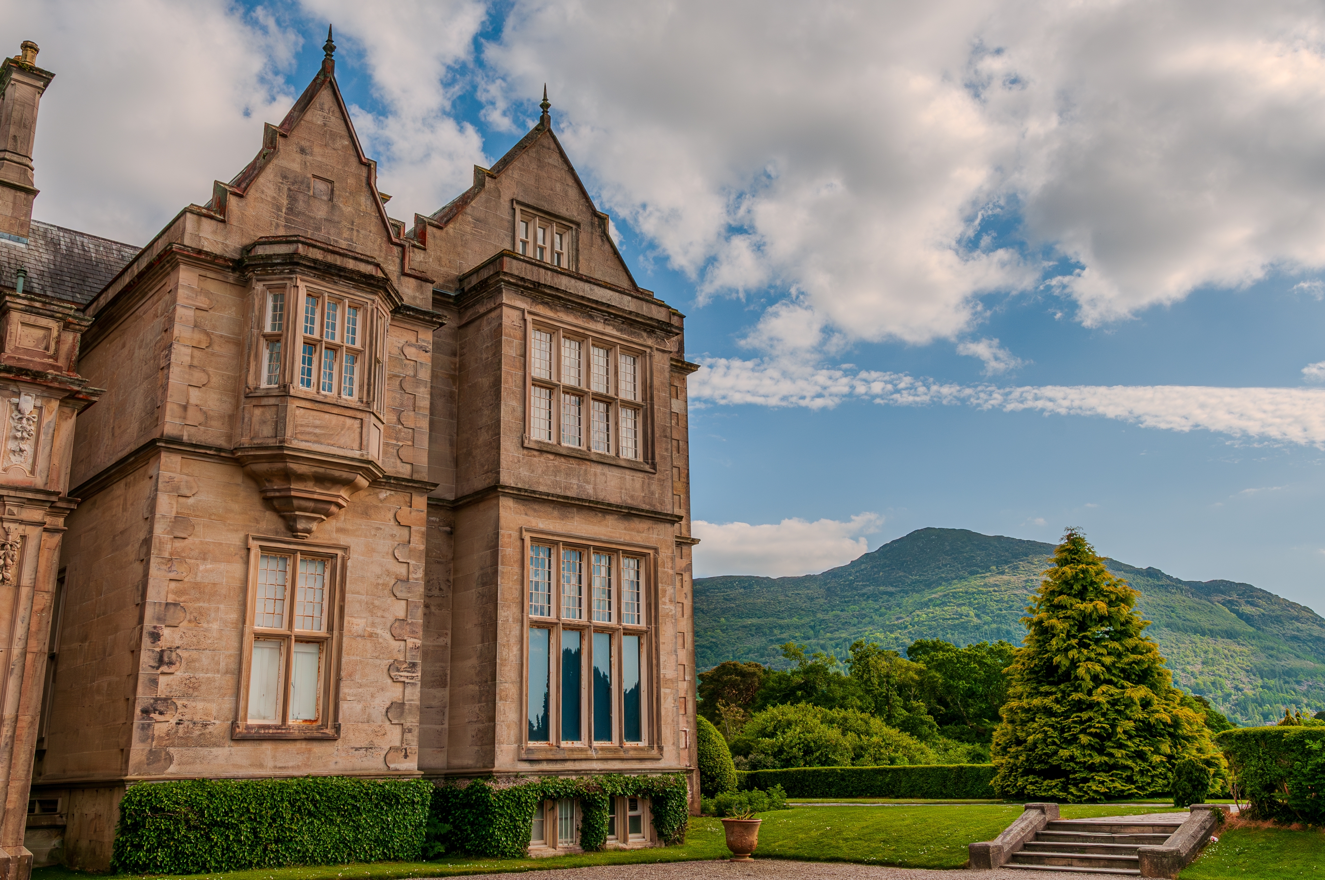 Muckross House herregård fra 1843 omgivet af smukke haver i Killarney Nationalpark, County Kerry, Irland