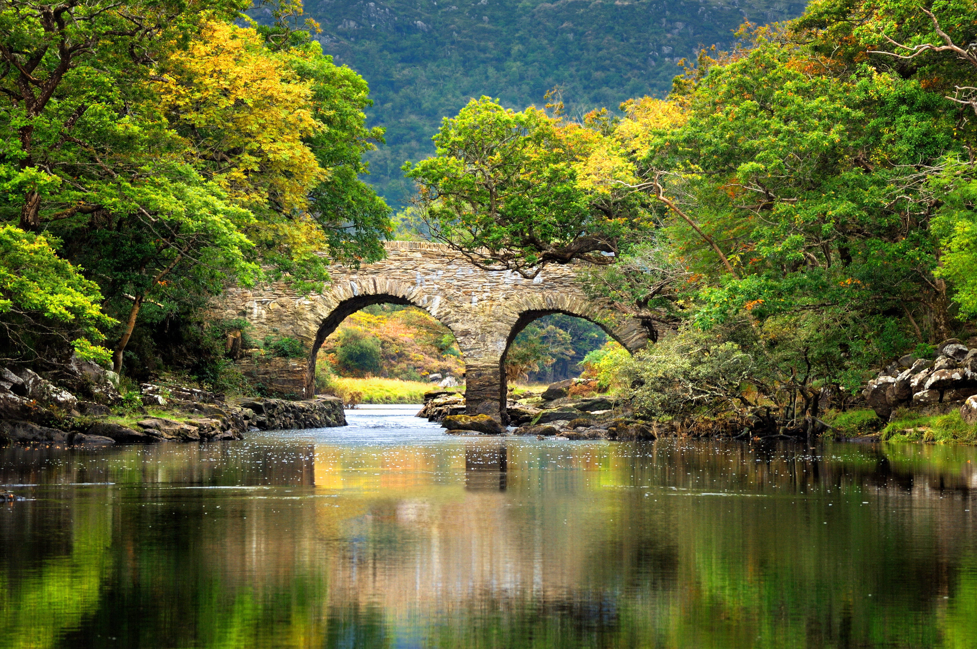 Idyllisk udsigt over Muckross House og de smukke haver i Killarney National Park, Irlands grønne hjerte