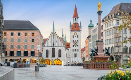 Historiske Marienplatz i München med det gamle rådhus (Altes Rathaus) og dets karakteristiske røde tårn, Bayern, Tyskland