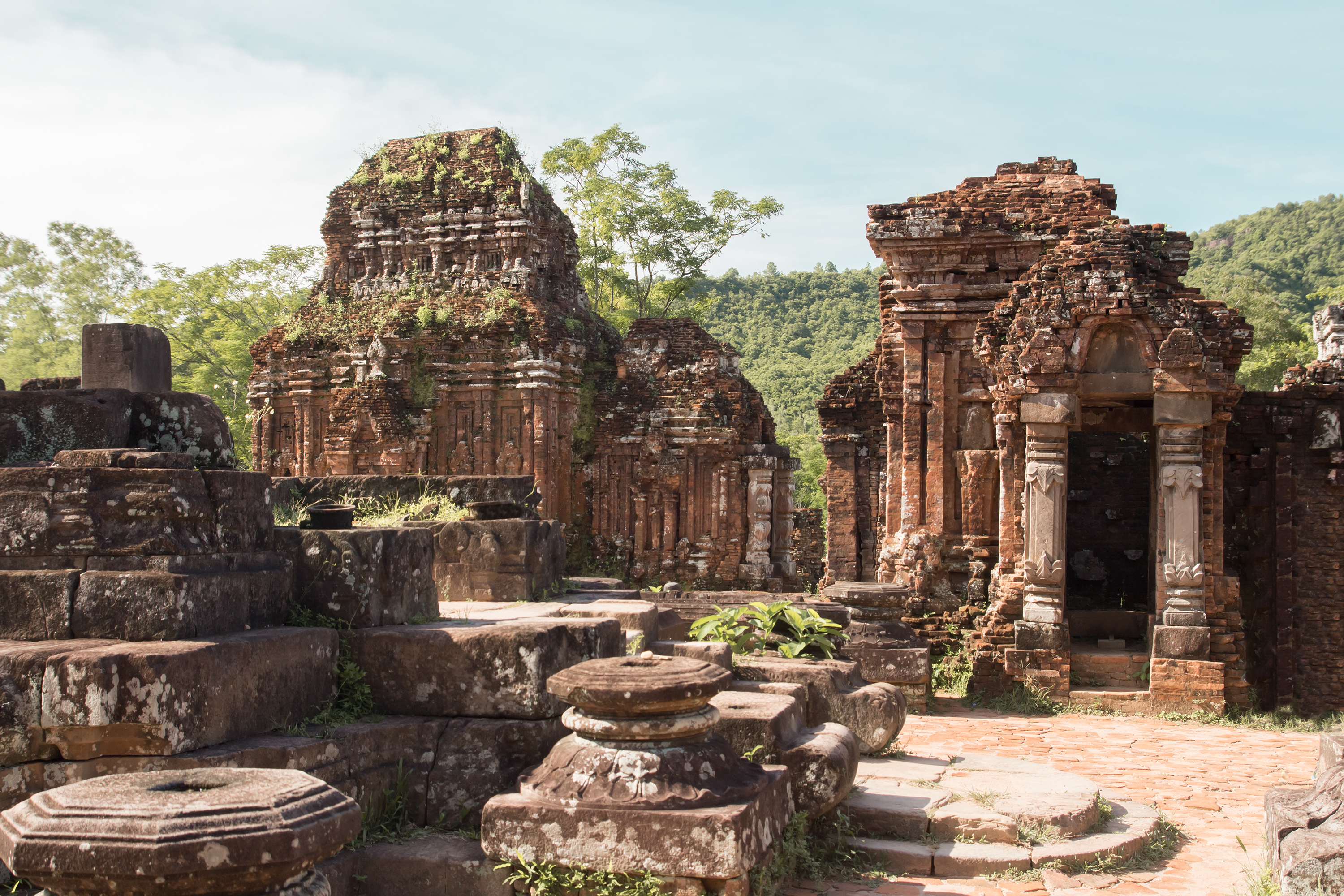 Gamle Cham-tempelruiner ved My Son helligdommen i Vietnam omgivet af tæt jungle