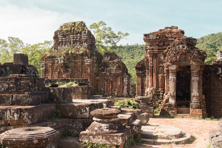 Gamle Cham-tempelruiner ved My Son helligdommen i Vietnam omgivet af tæt jungle