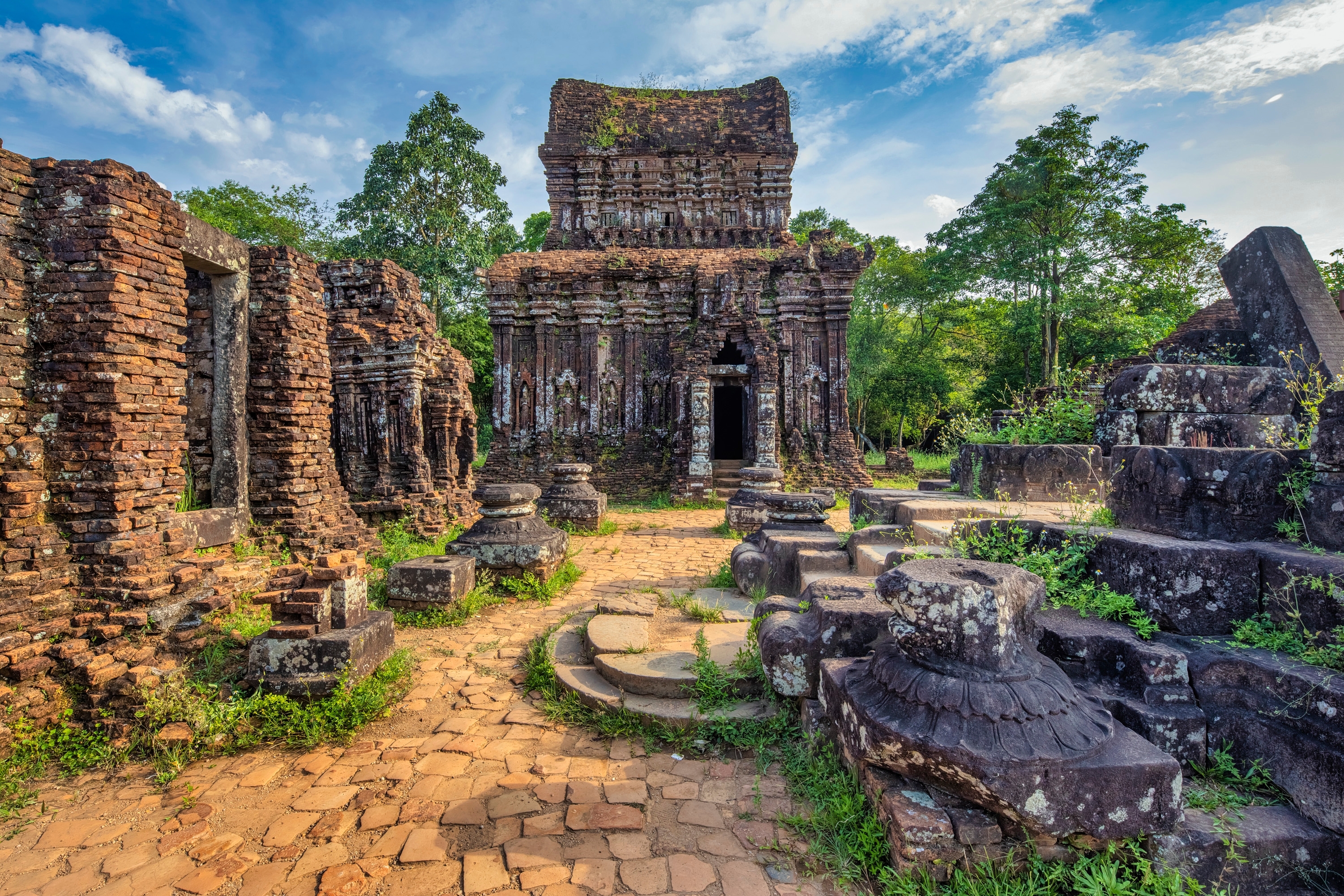 Gamle Cham-tempelruiner ved My Son Sanctuary, UNESCO Verdensarvssted i Quang Nam, Vietnam, omgivet af tropisk jungelvegetation
