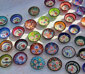 Farvestrålende håndlavet græsk keramik fra Mykonos med traditionelle mønstre og designs, perfekt som souvenirs eller dekorative skåle til hjemmet