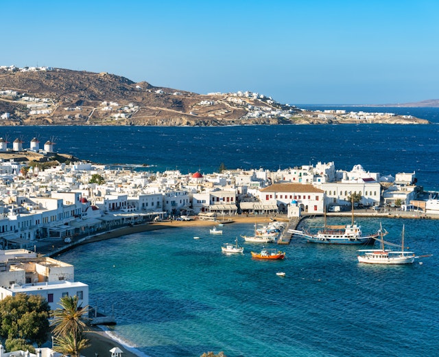 Idyllisk udsigt over Mykonos kystlinje med traditionelle hvide huse og det azurblå Ægæiske Hav