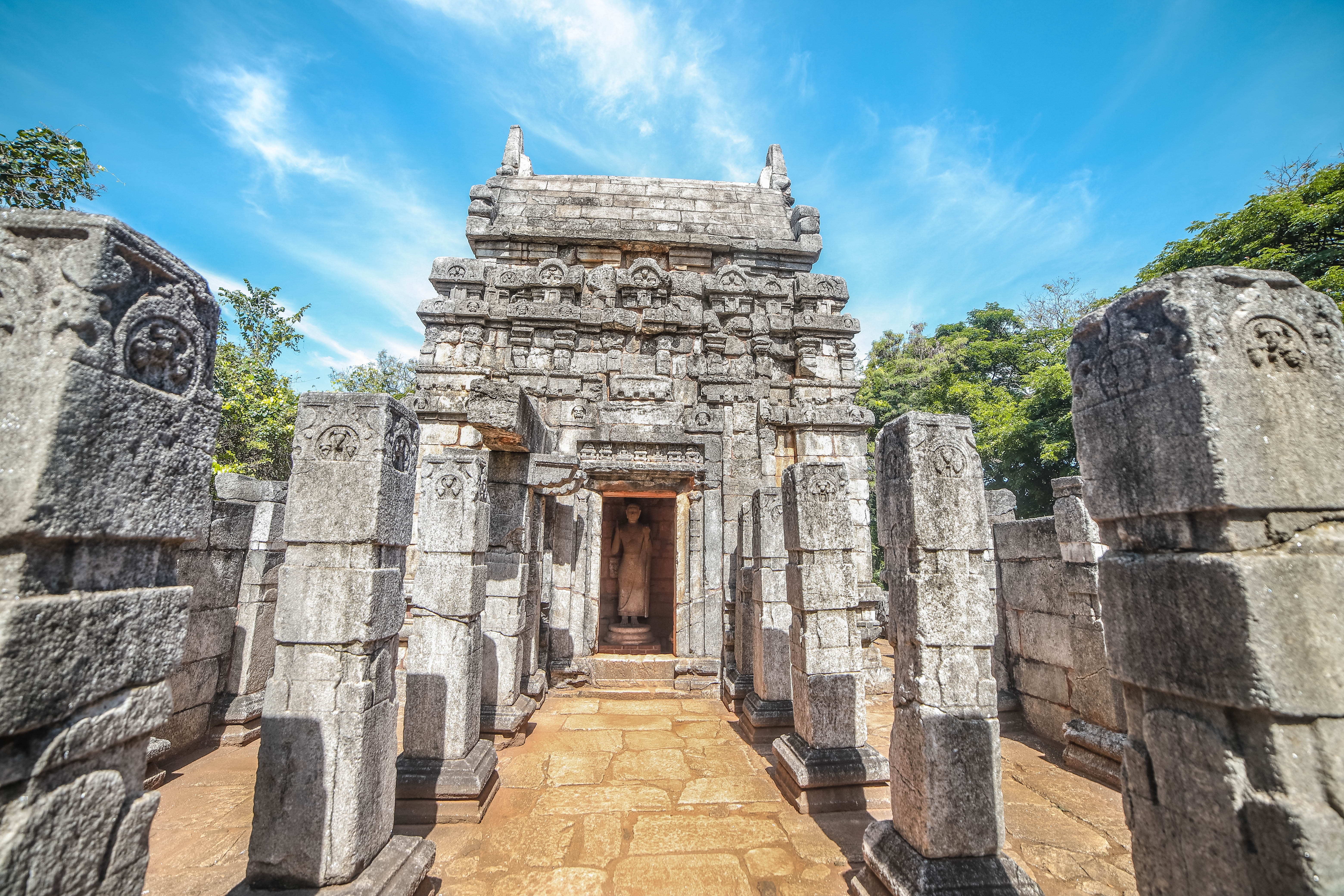 Det historiske Nalanda Gedige stentempel nær Matale i Sri Lanka med unik blanding af hinduistisk og buddhistisk arkitektur