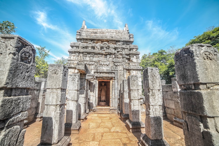 Det historiske Nalanda Gedige stentempel nær Matale i Sri Lanka med unik blanding af hinduistisk og buddhistisk arkitektur