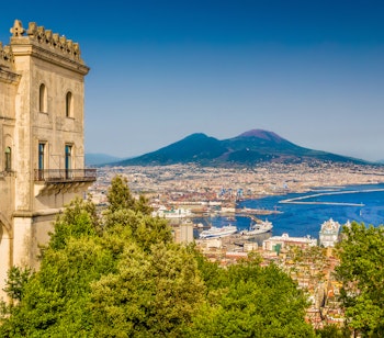 Betagende panoramaudsigt over Napoli med Vesuv i baggrunden, set fra Certosa di San Martino klosteret
