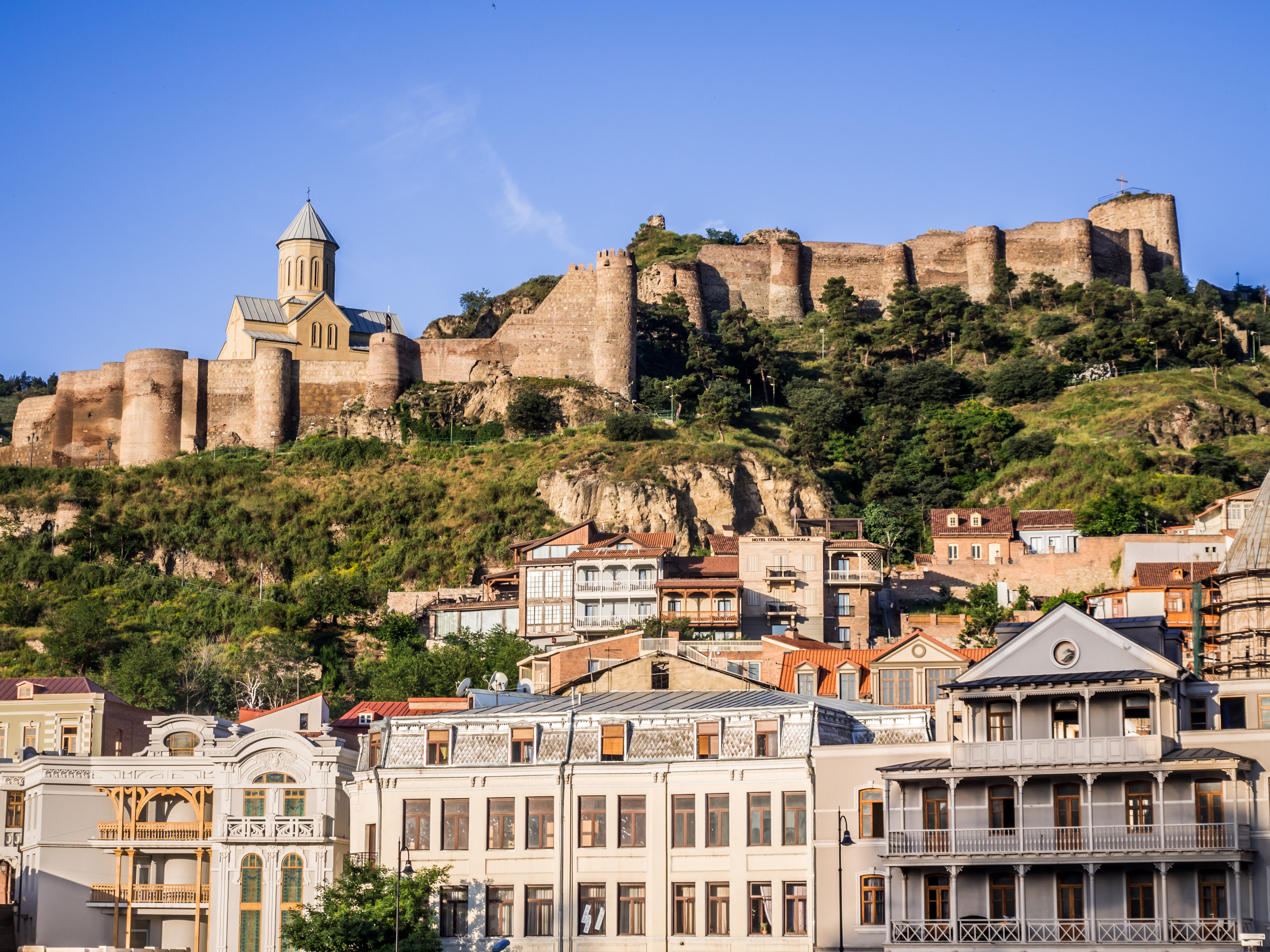 Den historiske Narikala-fæstning og den gamle bydel i Tbilisi ved solopgang, Georgien