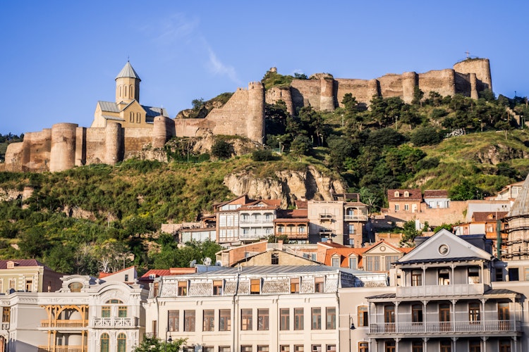Den historiske Narikala-fæstning og den gamle bydel i Tbilisi ved solopgang, Georgien
