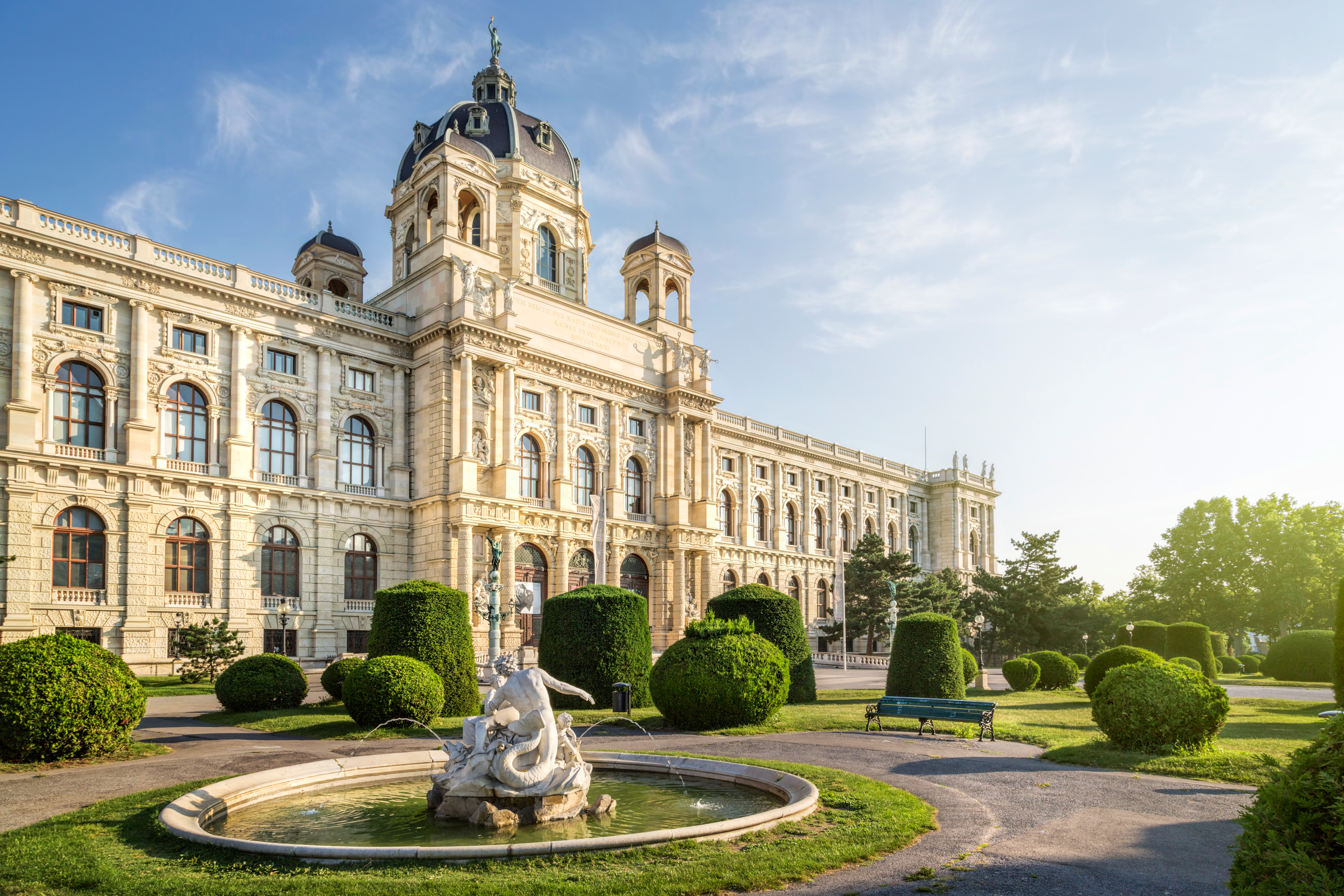 Naturhistorisk Museum i Wien med barok arkitektur og prydfuld fontæne i palæhaven Østrig
