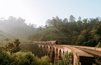 Betagende naturlandskab med blå himmel og frodig skov, perfekt destination for naturelskere og eventyrlige rejseoplevelser