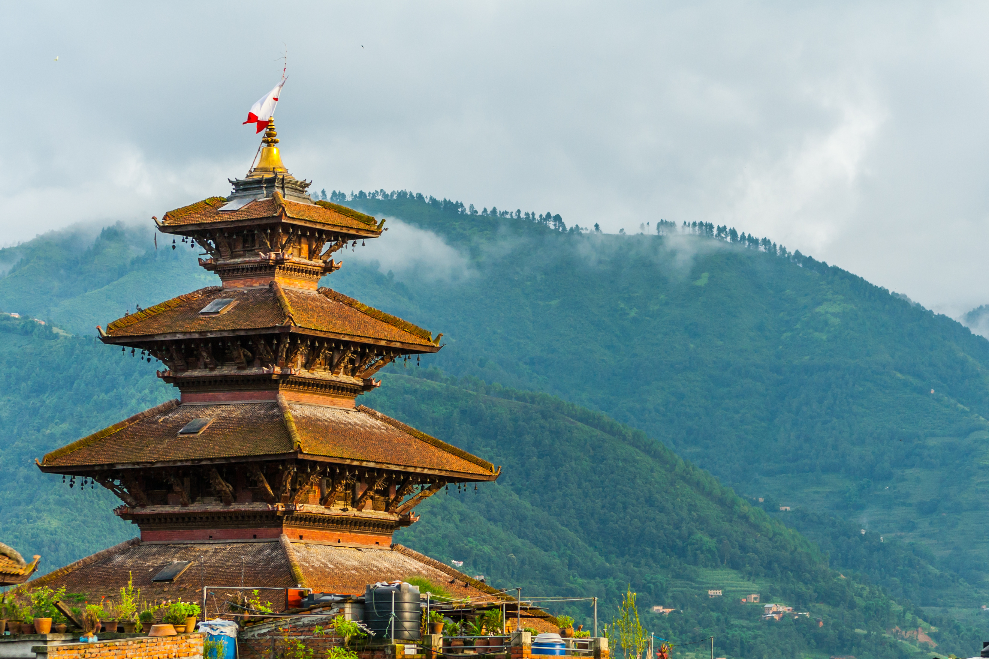 Traditionelt nepalesisk pagode-tempel med flere etager i Bhaktapur mod grønne bjerge