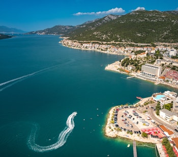 Luftfoto af Neum, Bosniens eneste kystby ved Adriaterhavet med azurblåt vand, strande og bjerglandskab